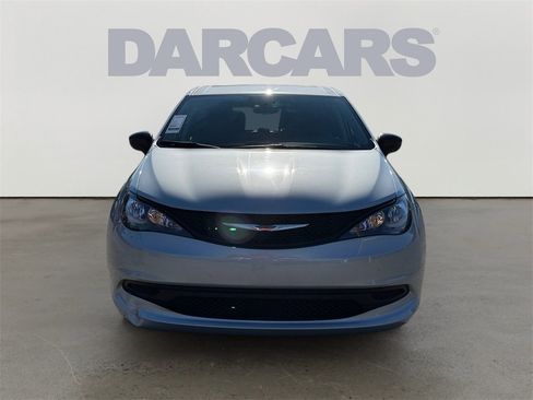 Used 2024 Chrysler Voyager LX image 2