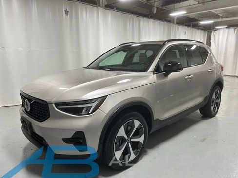 Used 2023 Volvo XC40 B5 Plus w/ Climate Package AWD/4WD image 1