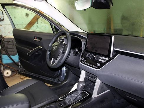 Used 2025 Toyota Corolla Cross XLE image 27