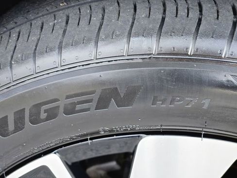 Used 2024 Volkswagen Atlas Cross Sport SE image 11