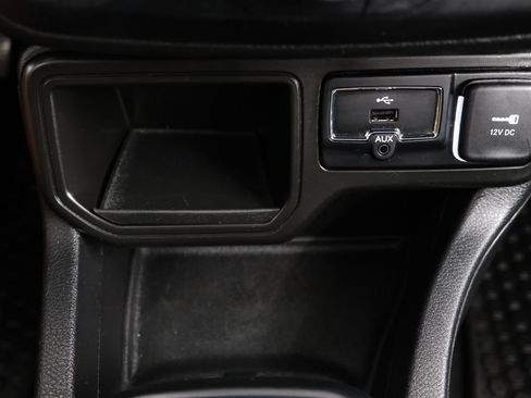Used 2019 Jeep Renegade Latitude w/ Cold Weather Group FWD image 20