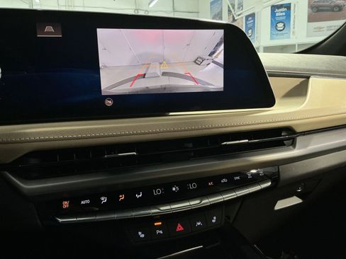 Used 2024 Cadillac XT4 Luxury w/ Cold Weather Package AWD/4WD image 20