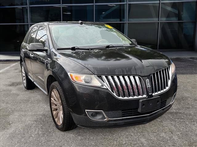 Used 2013 Lincoln MKX FWD image 2