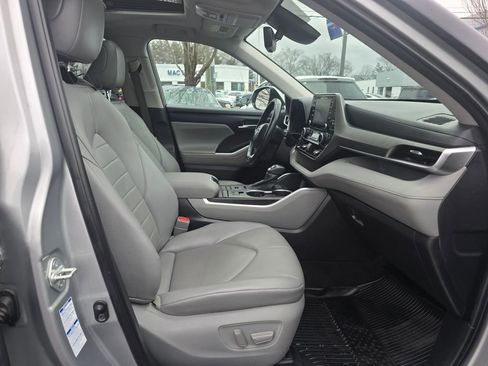 Used 2021 Toyota Highlander XLE AWD/4WD image 11