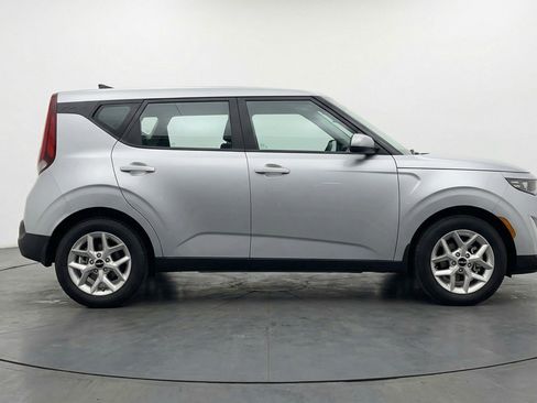 Used 2025 Kia Soul LX w/ LX Technology Package FWD image 11