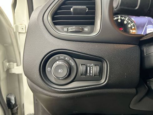 Used 2018 Jeep Renegade Limited w/ Advanced Technology Group FWD image 18