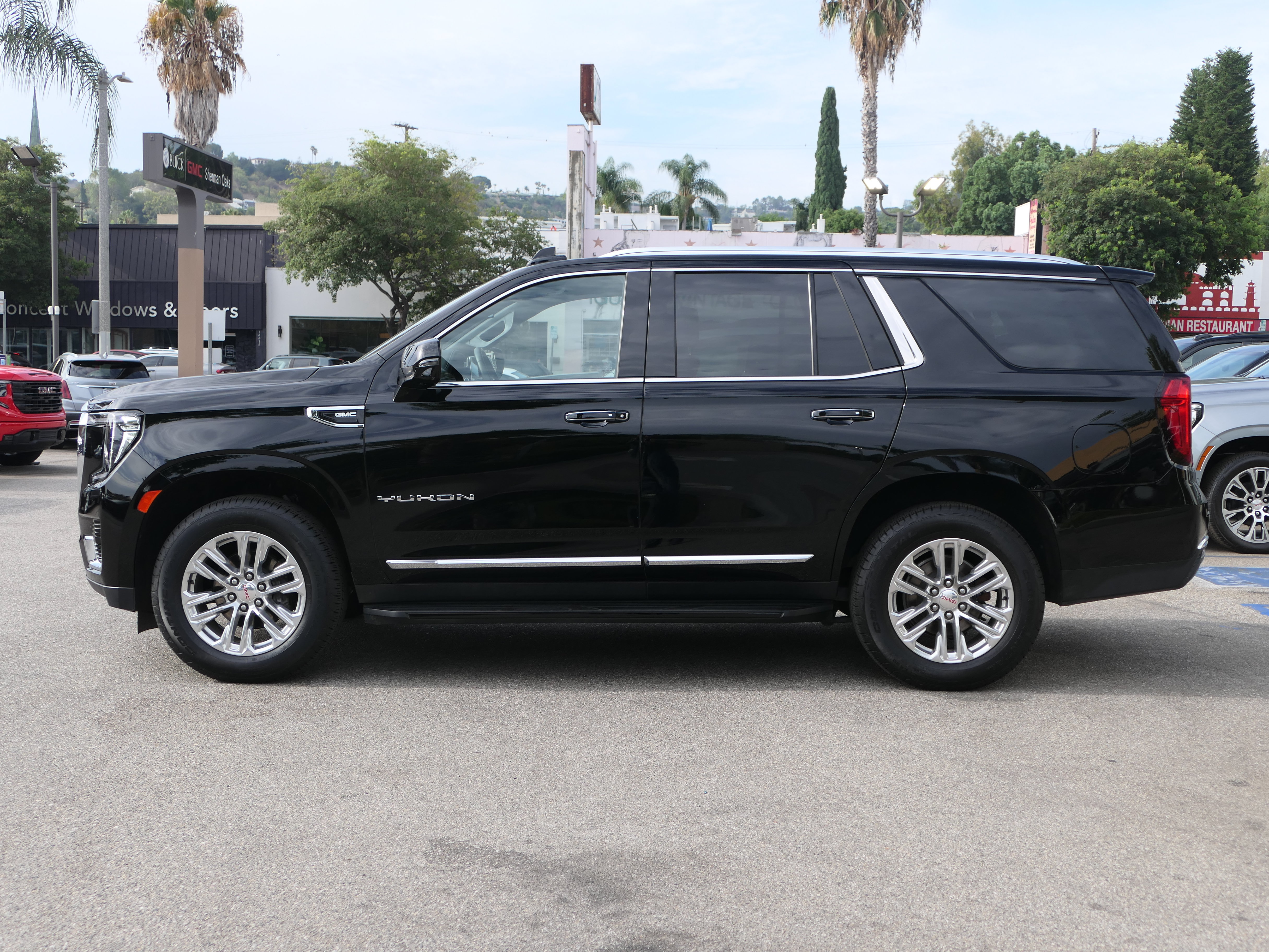 Used 2023 GMC Yukon SLT w/ SLT Premium Package AWD/4WD image 2