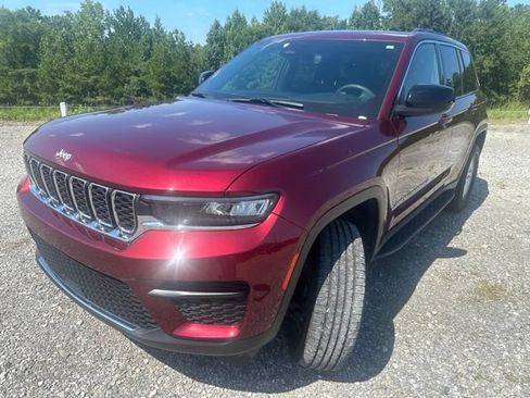 Used 2024 Jeep Grand Cherokee Laredo AWD/4WD image 1