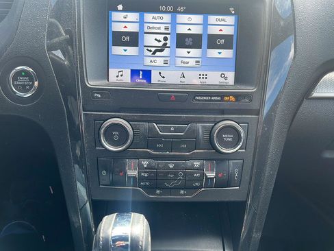Used 2018 Ford Explorer XLT w/ Equipment Group 202A AWD/4WD image 21