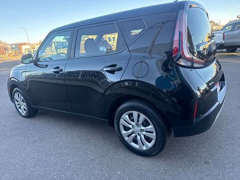 Used 2023 Kia Soul LX image 3