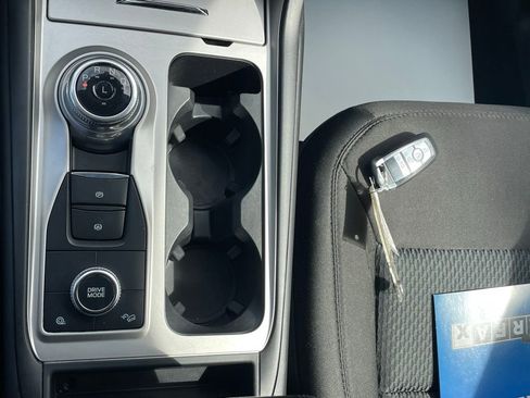 Used 2022 Ford Explorer XLT image 36