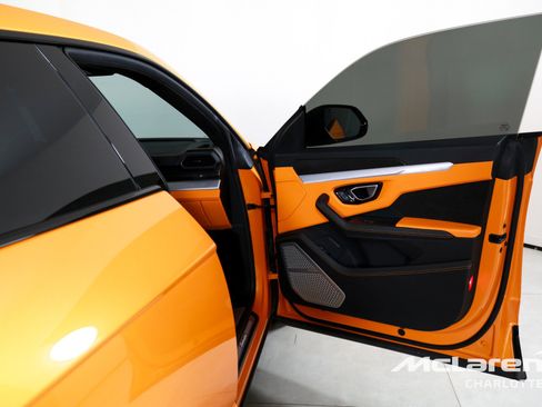 Used 2022 Lamborghini Urus AWD/4WD image 27