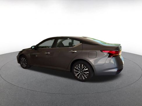 Used 2025 Nissan Altima 2.5 SV FWD image 9