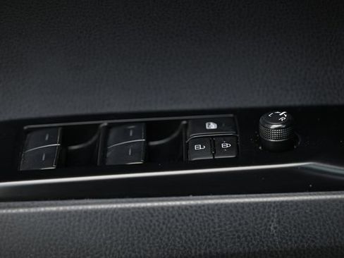 Used 2025 Toyota Camry SE FWD image 17