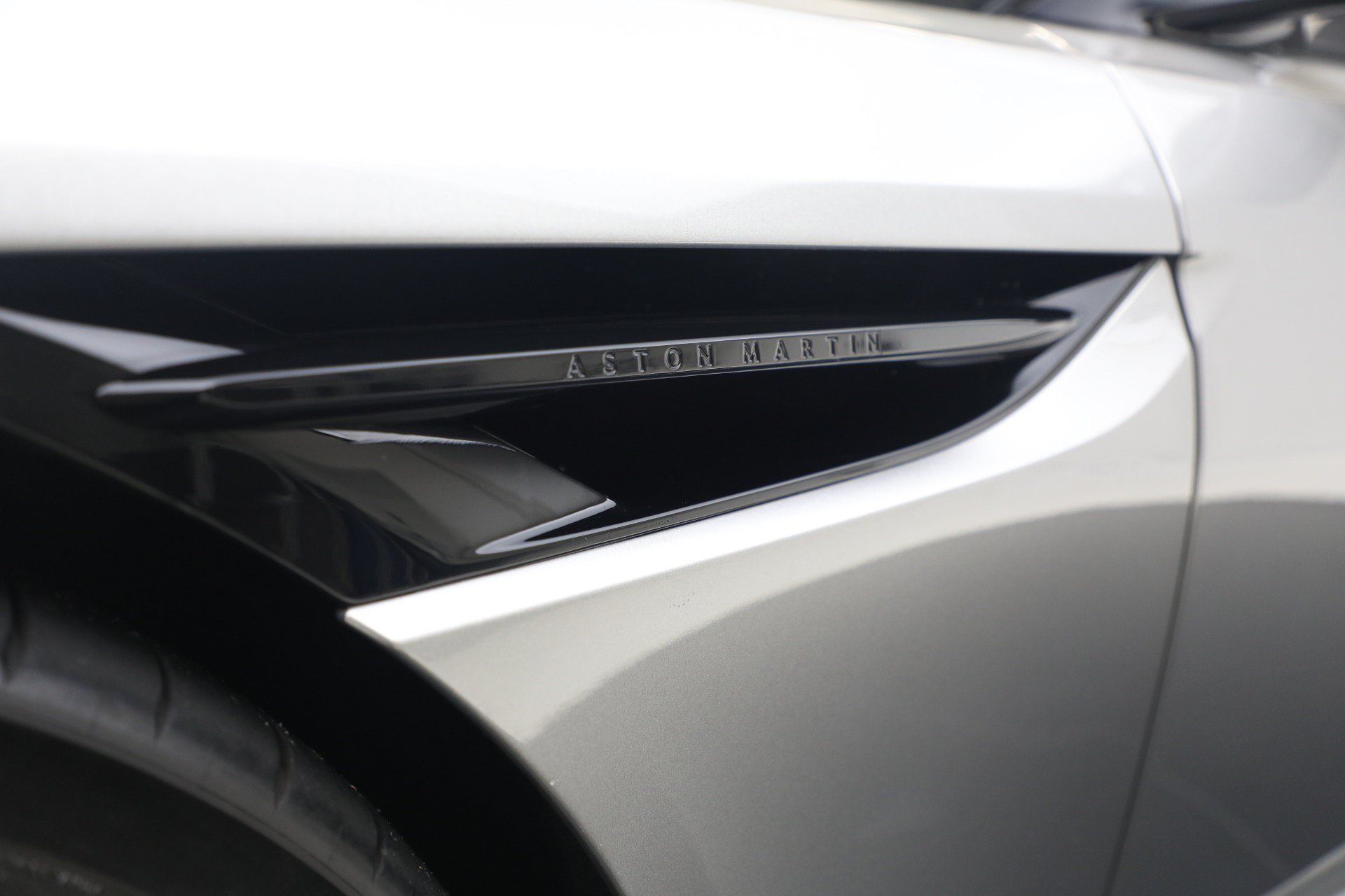 Used 2024 Aston Martin DB12 Convertible RWD image 38