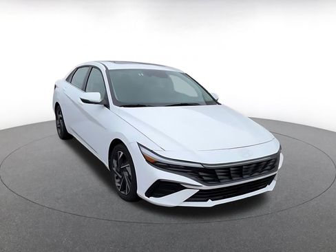 Used 2025 Hyundai Elantra Limited image 3