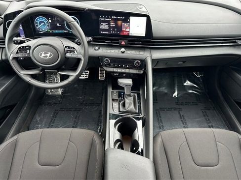 Used 2025 Hyundai Elantra SEL image 13
