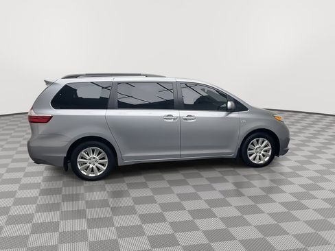 Used 2017 Toyota Sienna XLE Premium image 41