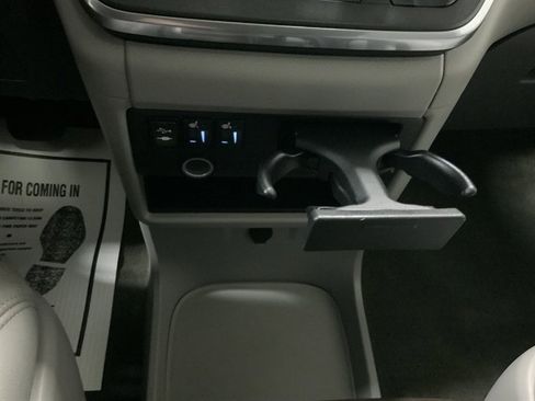 Used 2015 Toyota Sienna XLE image 34