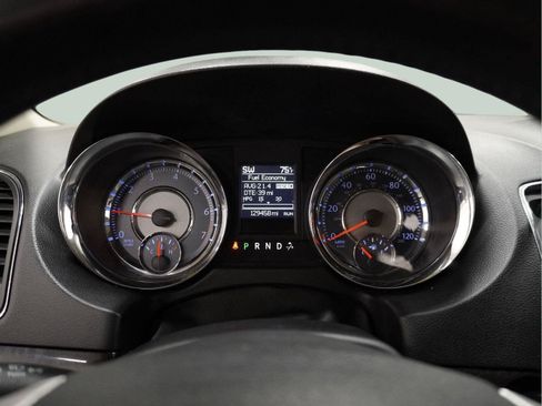 Used 2016 Chrysler Town & Country Touring FWD image 18