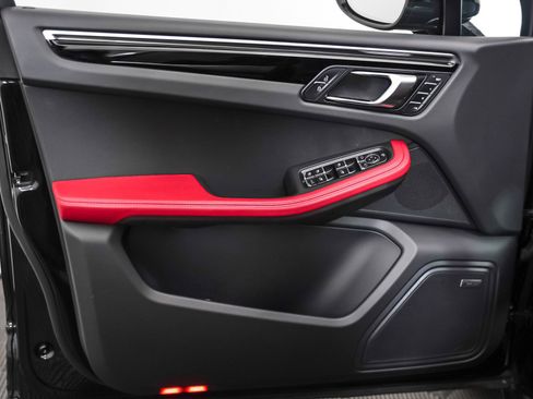 Certified 2025 Porsche Macan image 25