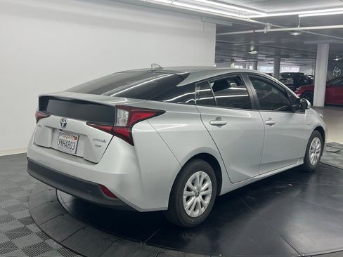 Used 2019 Toyota Prius L Eco image 3