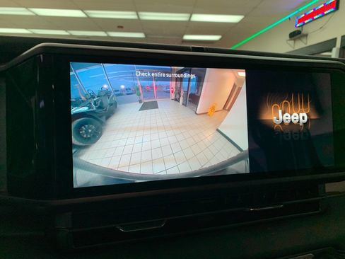 Used 2025 Jeep Wrangler Unlimited Sahara w/ Safety Group AWD/4WD image 15