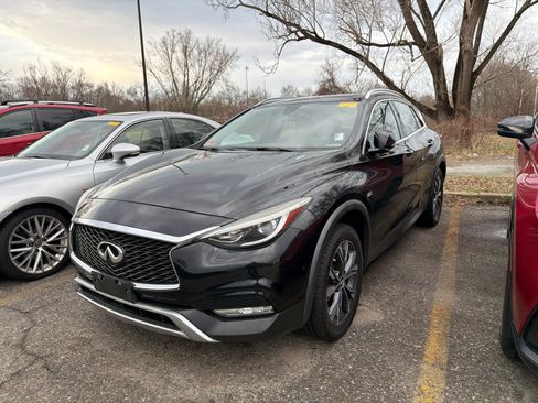 Used 2018 INFINITI QX30 Premium w/ Navigation Package image 8