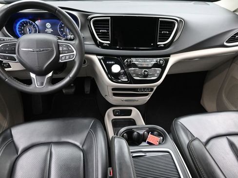 Used 2023 Chrysler Pacifica Touring-L FWD image 21