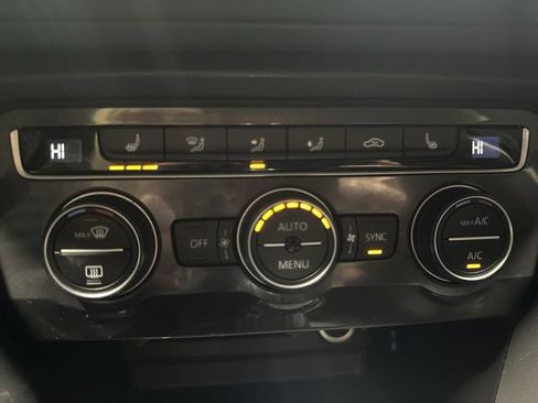 Used 2021 Volkswagen Tiguan SE image 12