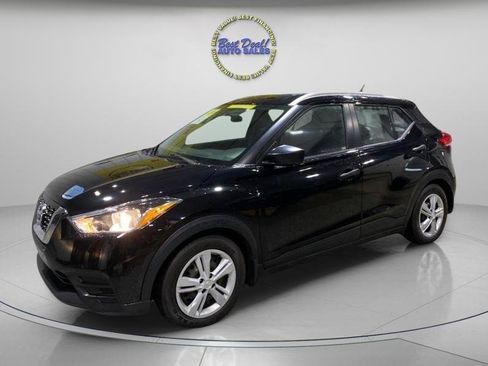 Used 2018 Nissan Kicks S FWD image 1