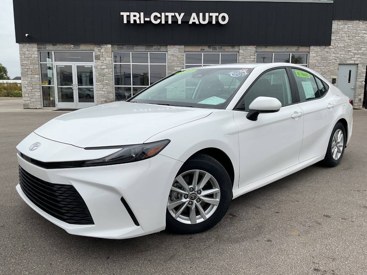 Used 2025 Toyota Camry LE FWD image 1