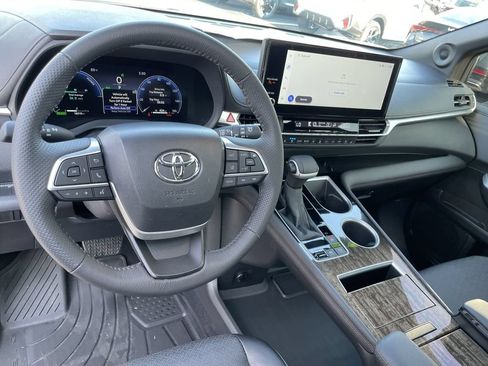 Used 2025 Toyota Sienna Limited AWD/4WD image 11