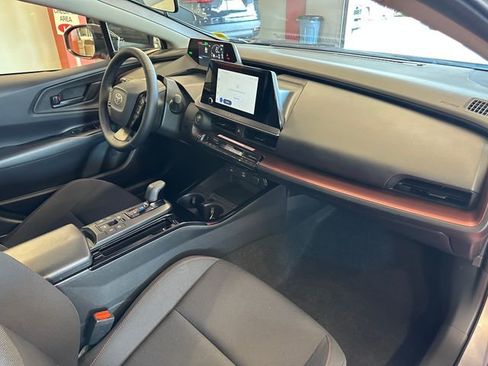 Used 2025 Toyota Prius Plug-In Hybrid FWD image 17