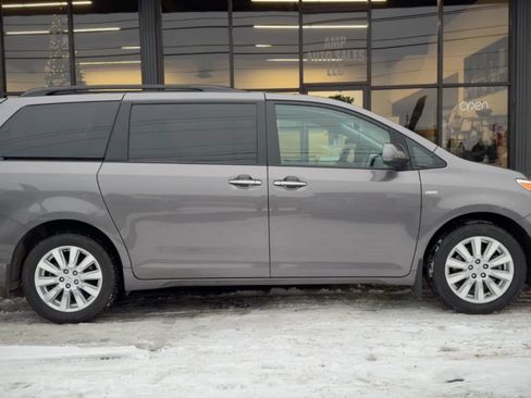 Used 2017 Toyota Sienna XLE image 2