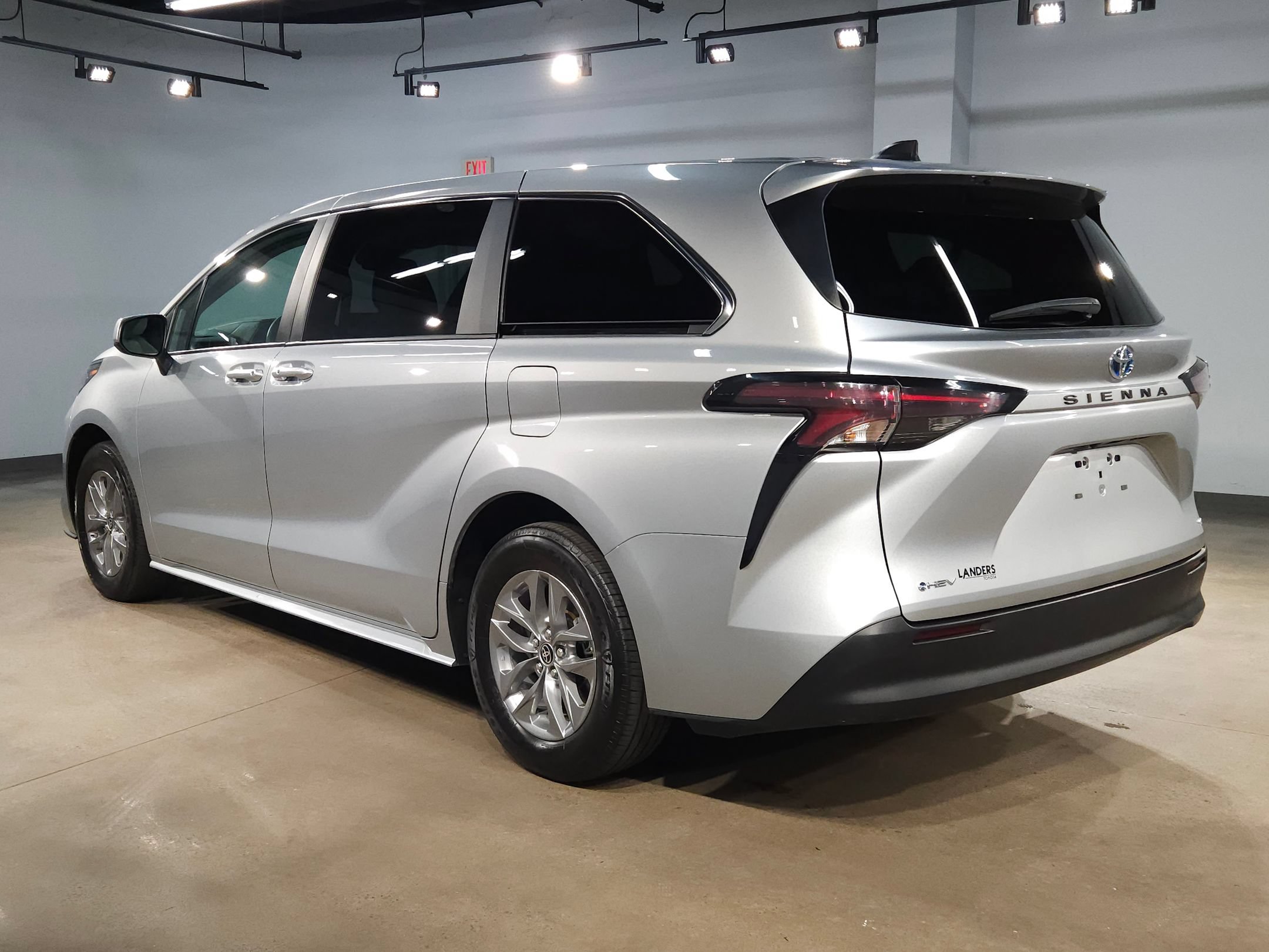 Used 2025 Toyota Sienna LE FWD image 5