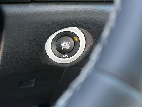 Used 2025 Chrysler Pacifica Limited FWD image 17