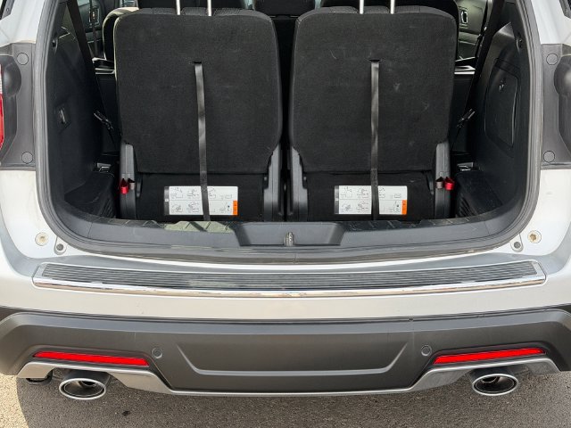 Used 2018 Ford Explorer XLT w/ Equipment Group 201A FWD image 5