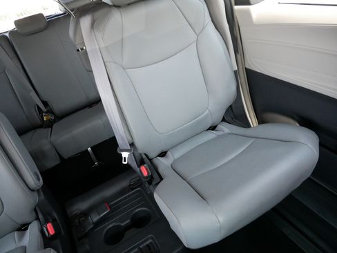 Used 2024 Toyota Sienna XLE FWD image 14