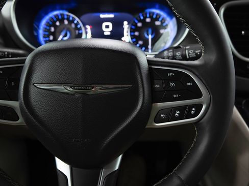 Used 2024 Chrysler Pacifica Touring-L FWD image 27