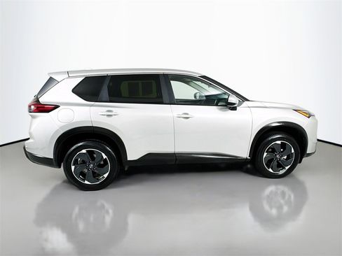 Used 2024 Nissan Rogue SV image 9