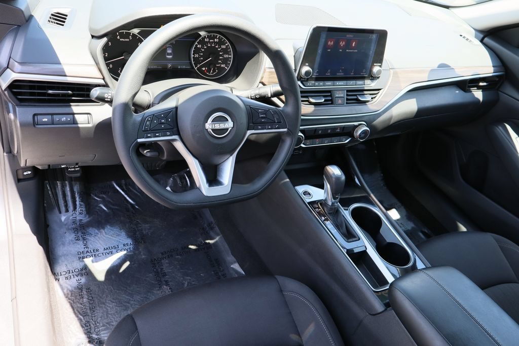 Used 2024 Nissan Altima 2.5 SV FWD image 11