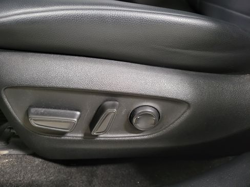 Used 2023 Toyota Highlander XLE AWD/4WD image 22