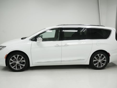 Used 2018 Chrysler Pacifica Limited w/ Tire & Wheel Group image 7