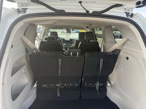 Used 2024 Chrysler Pacifica Touring-L FWD image 33