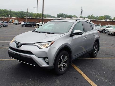 Used 2017 Toyota RAV4 XLE AWD/4WD image 2