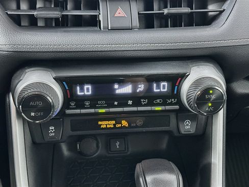 Used 2021 Toyota RAV4 XLE w/ Convenience Package FWD image 24