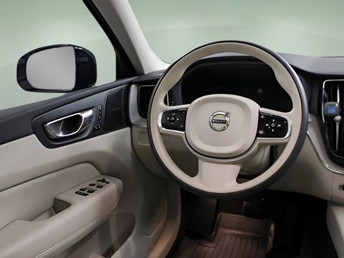 Certified 2023 Volvo XC60 B5 Ultimate w/ Climate Package image 39