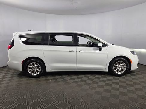 Used 2023 Chrysler Pacifica Touring-L FWD image 10