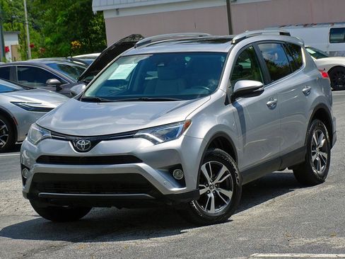 Used 2017 Toyota RAV4 XLE AWD/4WD image 6